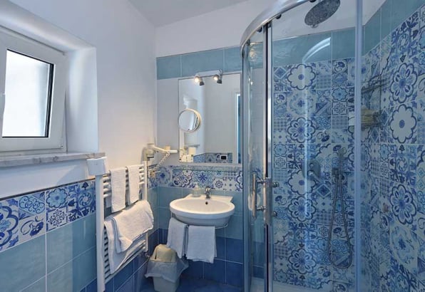 bagno della camera doppia ad uso singolo
